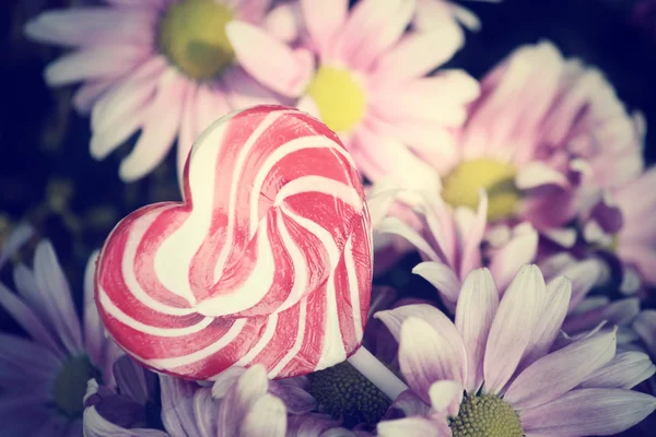 Bonbons coeur de valentines avec des fleurs — Photo