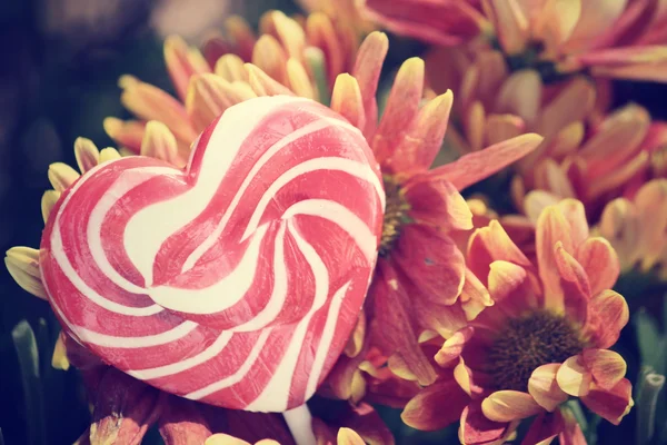 Bonbons coeur de valentines avec des fleurs — Photo