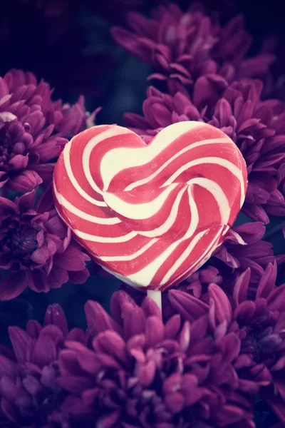 Bonbons coeur de valentines avec des fleurs — Photo