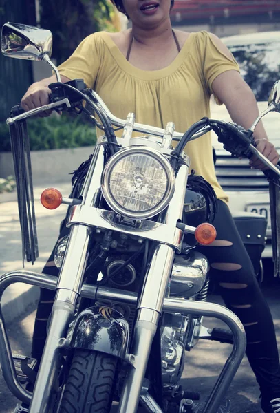 Frau mit Motorrad — Stockfoto