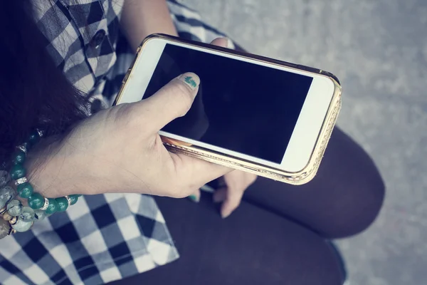 Med hjälp av smart telefon — Stockfoto