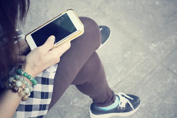 Uso del teléfono inteligente — Foto de Stock