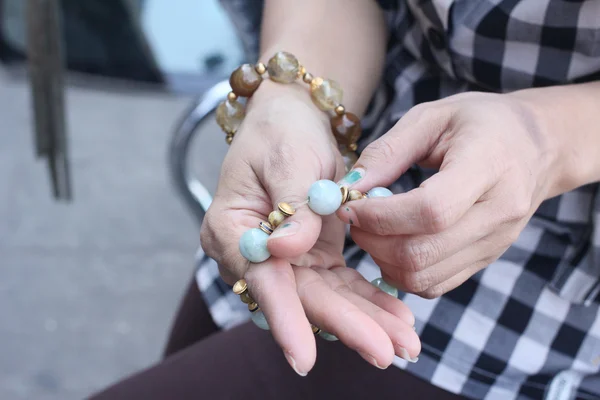 Mujer con pulseras —  Fotos de Stock