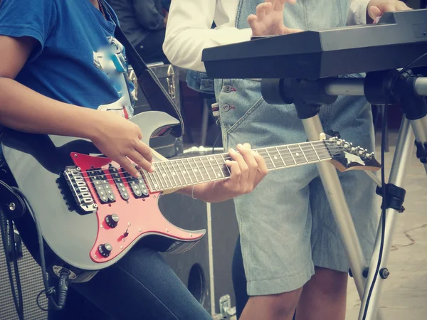 Tocando a guitarra — Fotografia de Stock