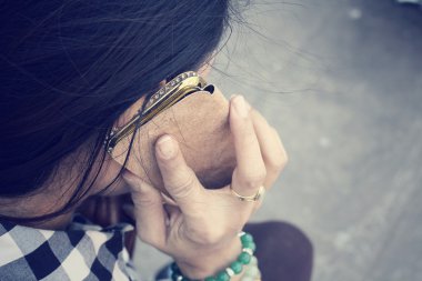 Telefonda konuşan kadın.