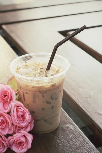 冰咖啡与玫瑰 — 图库照片