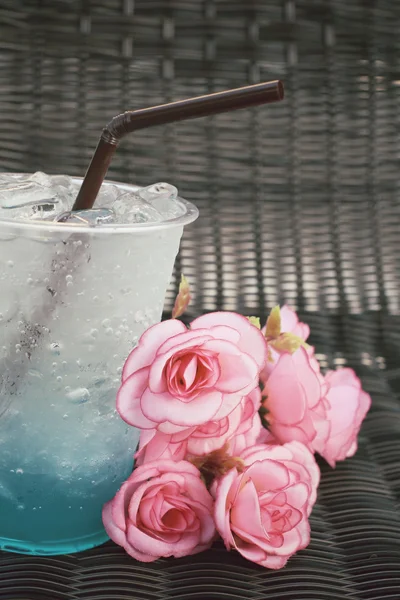 Blauwe drankje met rozen — Stockfoto