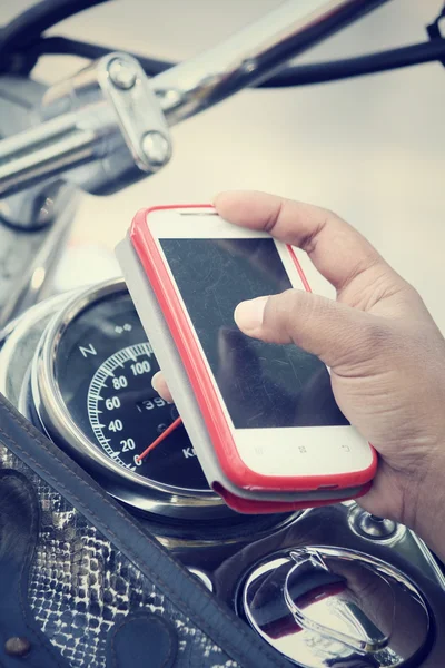 Smartphone mit Motorrad nutzen — Stockfoto