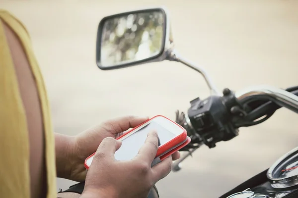 Motosiklet ile akıllı telefon kullanma