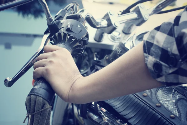 Frau mit Motorrad — Stockfoto