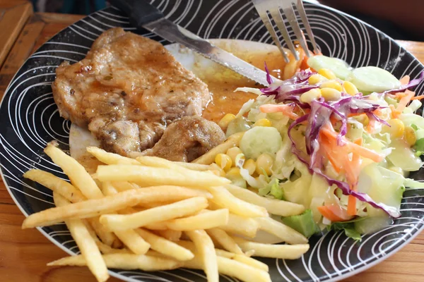 Bifes, batatas fritas com salada — Fotografia de Stock