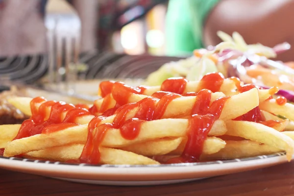 Bifes, batatas fritas com salada — Fotografia de Stock