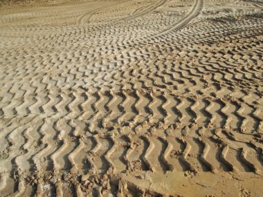 Topraktaki tekerlek izleri.