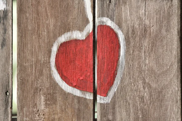 Coeur rouge sur bois — Photo