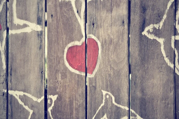 Rotes Herz auf Holz — Stockfoto