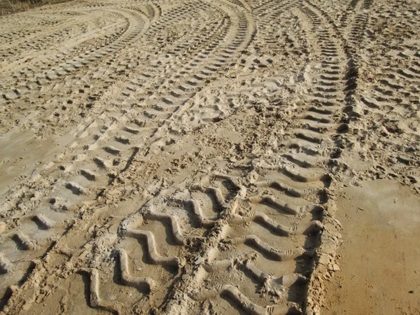 Pistes de roues sur le sol. — Photo