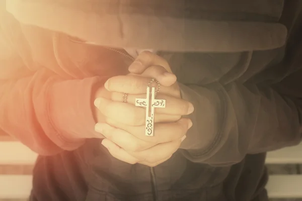Tangan berdoa dengan salib — Stok Foto