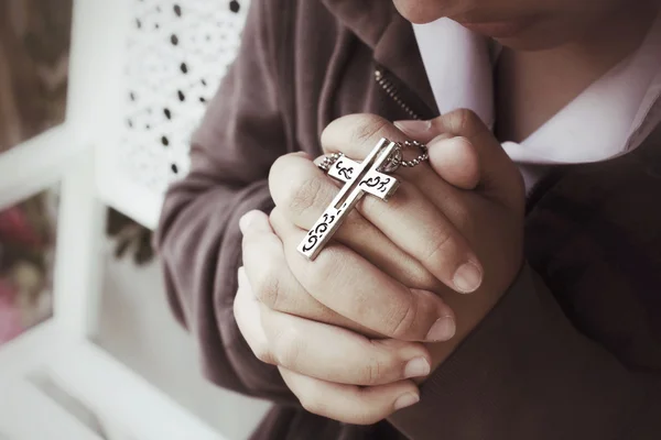 Mãos rezando com cruz — Fotografia de Stock