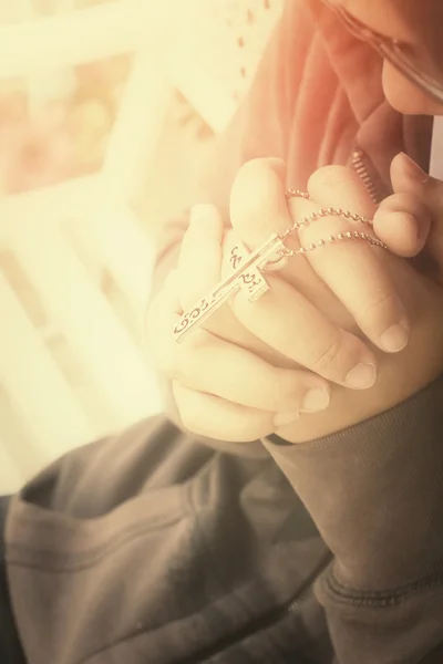 Mãos rezando com cruz — Fotografia de Stock
