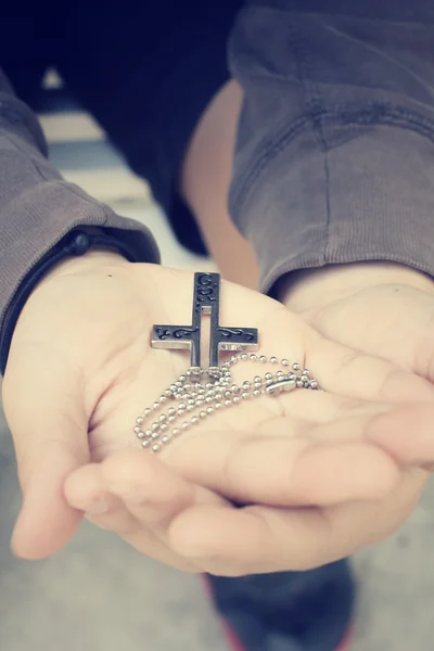 Ręce modląc się z Krzyża — Zdjęcie stockowe
