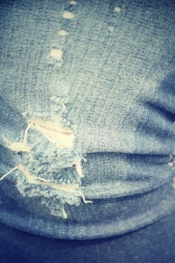 Mavi yırtık kot doku