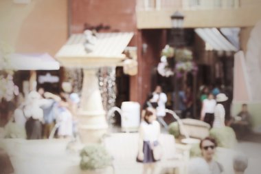 Şehirde yürüyen insanların bulanıklığı