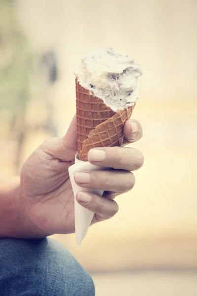 Comer helado cono —  Fotos de Stock