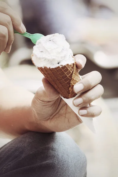 Comer helado cono — Foto de Stock