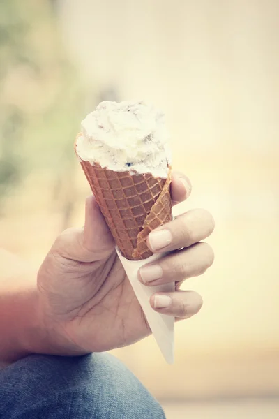 Comer helado cono — Foto de Stock