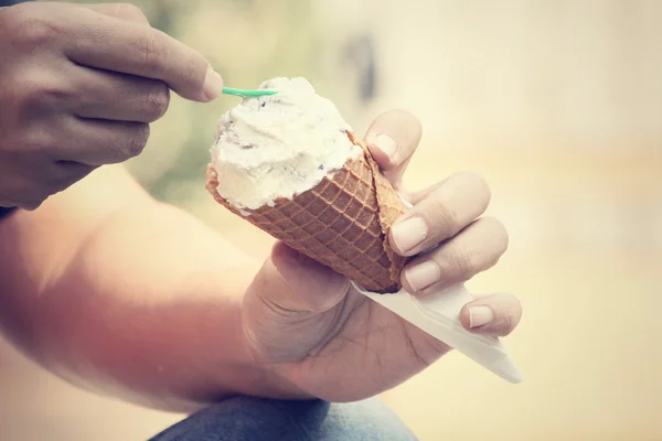 Comer helado cono — Foto de Stock