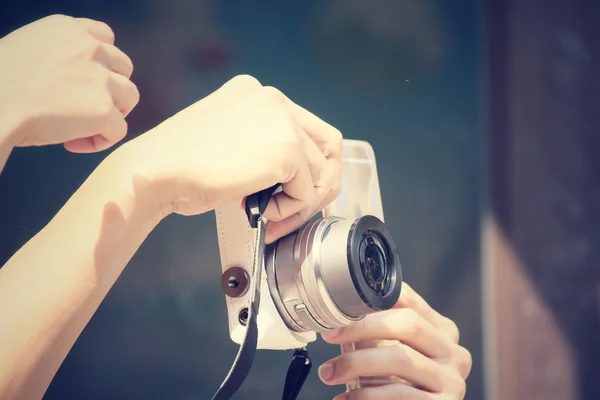 Using a camera to take photo — Stock Photo, Image