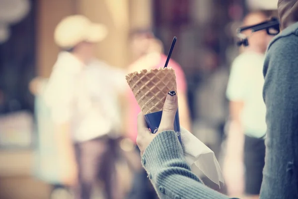 Comer sorvete cone — Fotografia de Stock