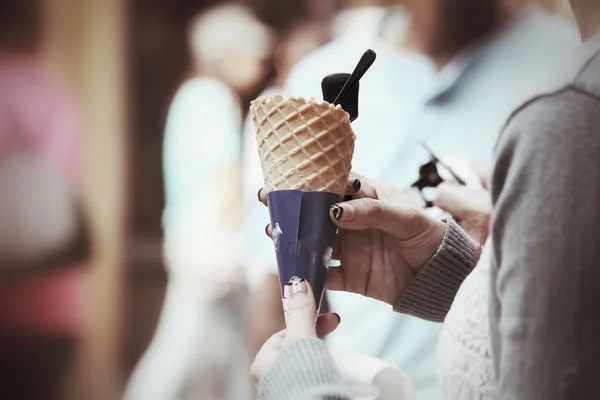 Comer sorvete cone — Fotografia de Stock