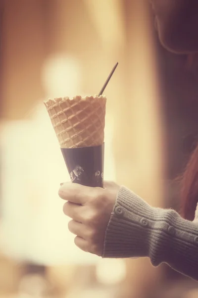 Comer sorvete cone — Fotografia de Stock