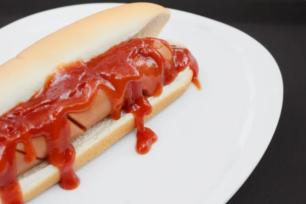 Hot-Dog fast food z ketchupem — Zdjęcie stockowe