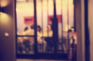 Restoran gece bulanık