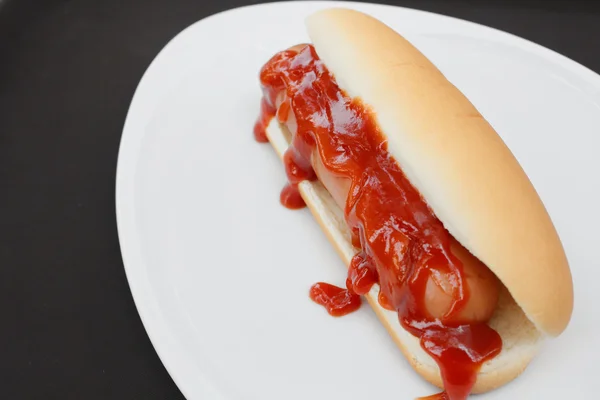 Hot-Dog fast food z ketchupem — Zdjęcie stockowe