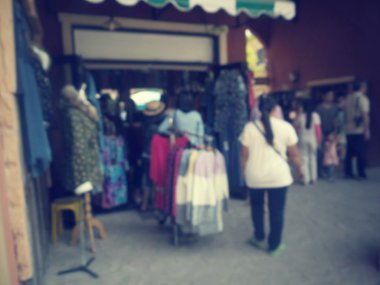 Şehirde yürüyen insanların bulanıklığı