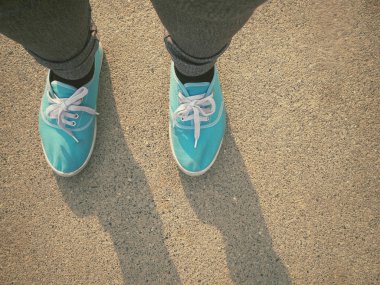 Gölge ile spor ayakkabı