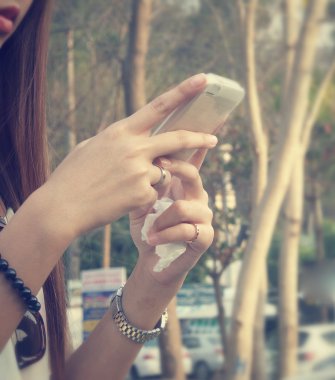 Akıllı telefon kullanan kadın