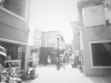 Şehirde yürüyen insanların bulanıklığı