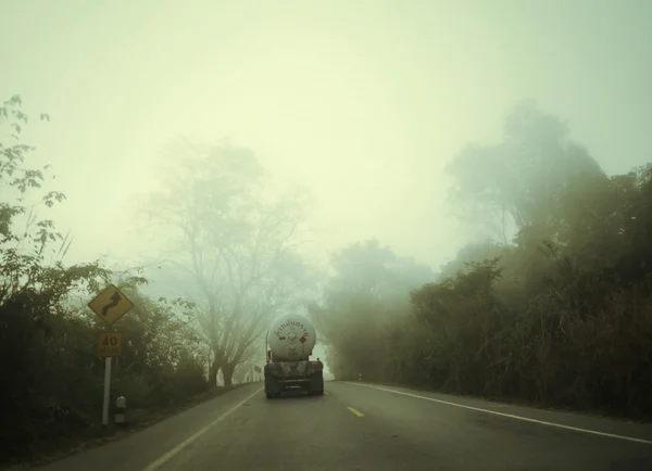 Träd med lastbil på väg — Stockfoto