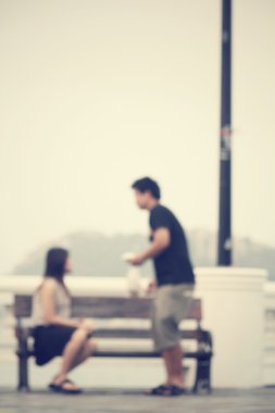 Aşk çift bankta bulanık