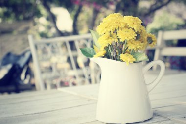 Gerbera çiçekleri vazo ile