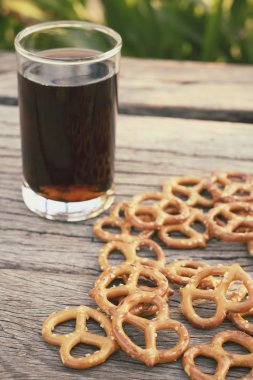 Sıcak kahve ile kurabiye simit