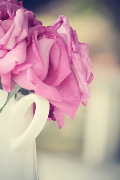 Vintage růže s váza — Stock fotografie