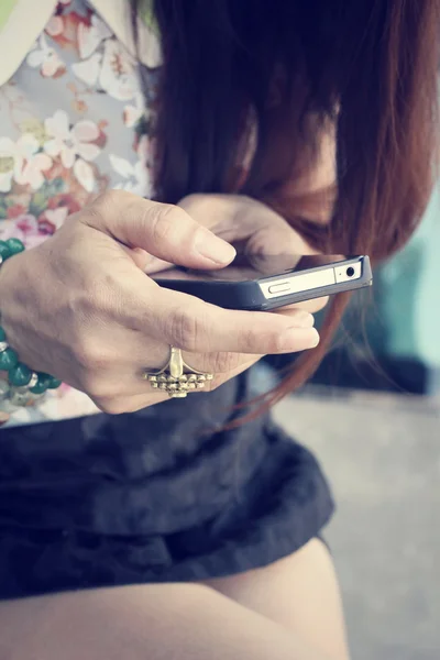 스마트폰을 사용하는 여성 — 스톡 사진