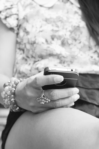 Mujer usando teléfono inteligente —  Fotos de Stock