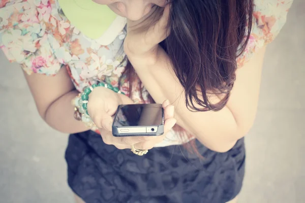 Vrouw met smartphone — Stockfoto