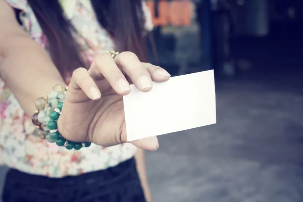 Mujer con tarjeta en blanco —  Fotos de Stock